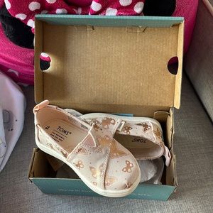 Brand new toddler Butterfly Toms size 6T